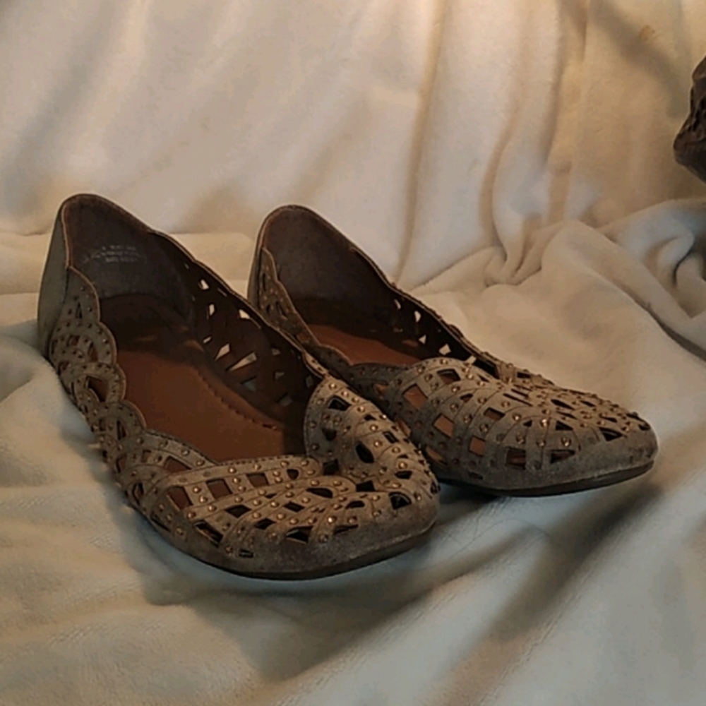 Tan/nude flats
